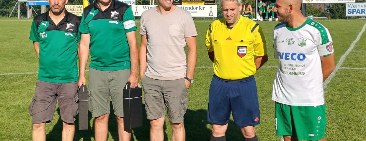 Der Sportverein Straning bedankt sich für die Patronanz bei Wolfgang Mattes und beim Weingut Pass, Gerald Pass, für die Ballspende.